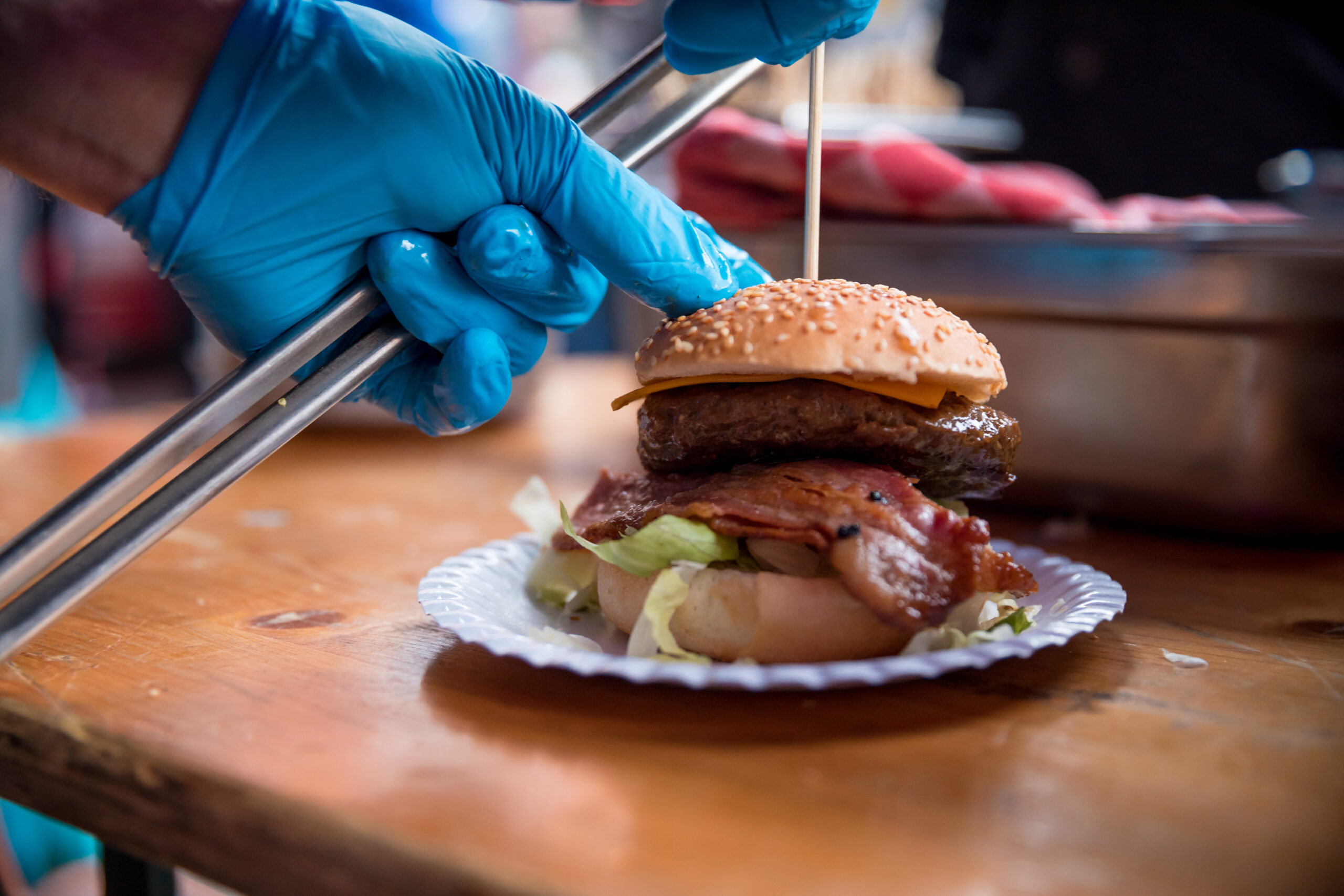 Hardloopfeest in Nijmegen verse hamburgers bakken 3