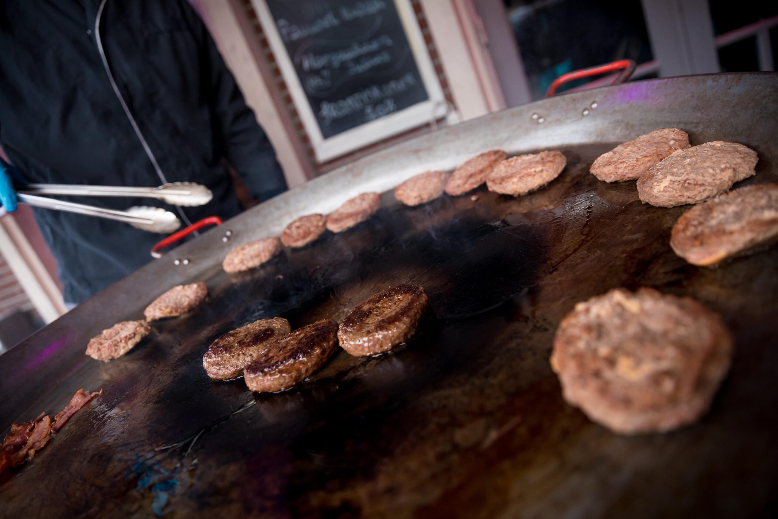 Hardloopfeest in Nijmegen verse hamburgers bakken 2